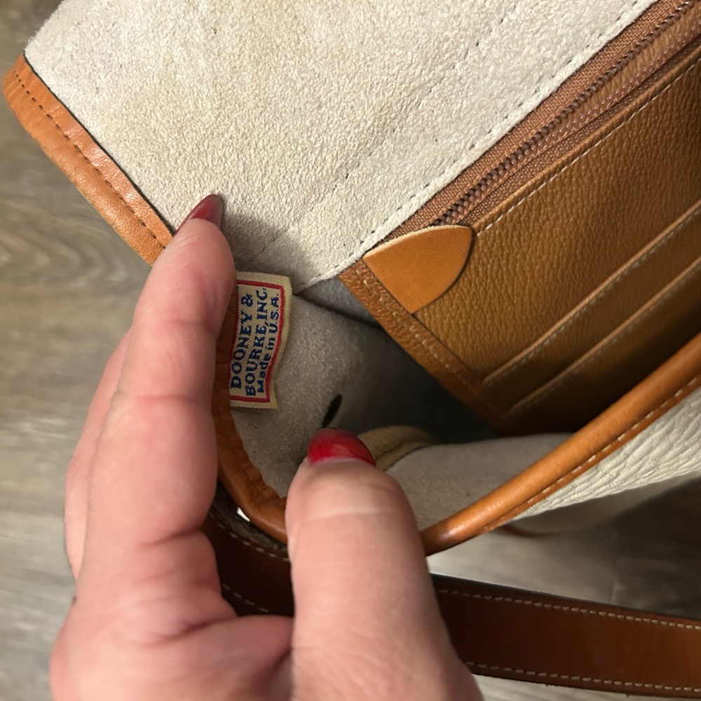 Vintage Dooney & Bourke Cream and Tan Crossbody Bag - Picture 14 of 16